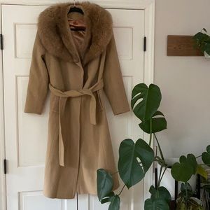 Cashmeres and fur coat in camel color vintage trench this trench is 💯 cashmere.